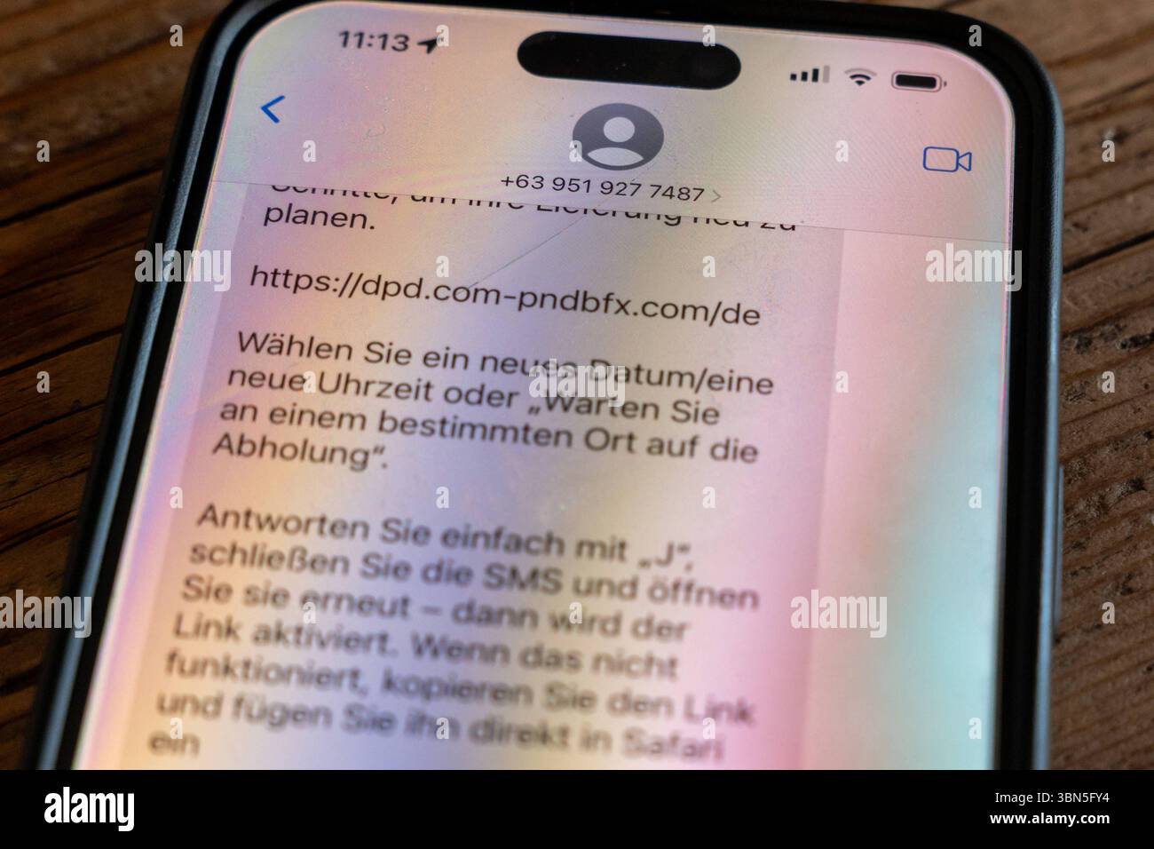 Phishing-SMS auf smartphone mit DPD-Betrugsversuch 30.06.25, selters: Symbolfoto, Illustrationsbild, Symbolbild, Illustrationsfoto, Alltagsszene Eine betrügerische SMS auf einem smartphone-display Warnt angeblich vor einem nicht zustellbaren Paket von DPD und enthält einen verdächtigen Link. Die Nachricht wurde AM 30. Juni 2025 empfangen und ist ein typisches Beispiel für Phishing-Versuche über Kurznachrichten. Die Aufnahme zeigt das smartphone auf einem Holztisch liegend. Solche Betrugsversuche nehmen zu und zielen darauf ab, persönliche Daten durch gefälschte Webseiten zu stehlen. Selters lui Foto Stock Phishing-SMS auf smartphone mit DPD-Betrugsversuch 30.06.25, selters: Symbolfoto, Illustrationsbild, Symbolbild, Illustrationsfoto, Alltagsszene Eine betrügerische SMS auf einem smartphone-display Warnt angeblich vor einem nicht zustellbaren Paket von DPD und enthält einen verdächtigen Link. Die Nachricht wurde AM 30. Juni 2025 empfangen und ist ein typisches Beispiel für Phishing-Versuche über Kurznachrichten. Die Aufnahme zeigt das smartphone auf einem Holztisch liegend. Solche Betrugsversuche nehmen zu und zielen darauf ab, persönliche Daten durch gefälschte Webseiten zu stehlen. Selters lui Foto Stock