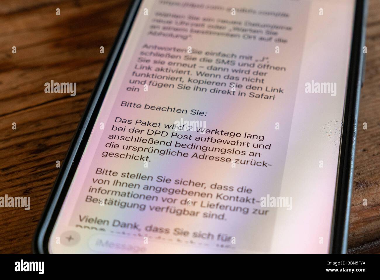 Phishing-SMS auf smartphone mit DPD-Betrugsversuch 30.06.25, selters: Symbolfoto, Illustrationsbild, Symbolbild, Illustrationsfoto, Alltagsszene Eine betrügerische SMS auf einem smartphone-display Warnt angeblich vor einem nicht zustellbaren Paket von DPD und enthält einen verdächtigen Link. Die Nachricht wurde AM 30. Juni 2025 empfangen und ist ein typisches Beispiel für Phishing-Versuche über Kurznachrichten. Die Aufnahme zeigt das smartphone auf einem Holztisch liegend. Solche Betrugsversuche nehmen zu und zielen darauf ab, persönliche Daten durch gefälschte Webseiten zu stehlen. Selters lui Foto Stock Phishing-SMS auf smartphone mit DPD-Betrugsversuch 30.06.25, selters: Symbolfoto, Illustrationsbild, Symbolbild, Illustrationsfoto, Alltagsszene Eine betrügerische SMS auf einem smartphone-display Warnt angeblich vor einem nicht zustellbaren Paket von DPD und enthält einen verdächtigen Link. Die Nachricht wurde AM 30. Juni 2025 empfangen und ist ein typisches Beispiel für Phishing-Versuche über Kurznachrichten. Die Aufnahme zeigt das smartphone auf einem Holztisch liegend. Solche Betrugsversuche nehmen zu und zielen darauf ab, persönliche Daten durch gefälschte Webseiten zu stehlen. Selters lui Foto Stock