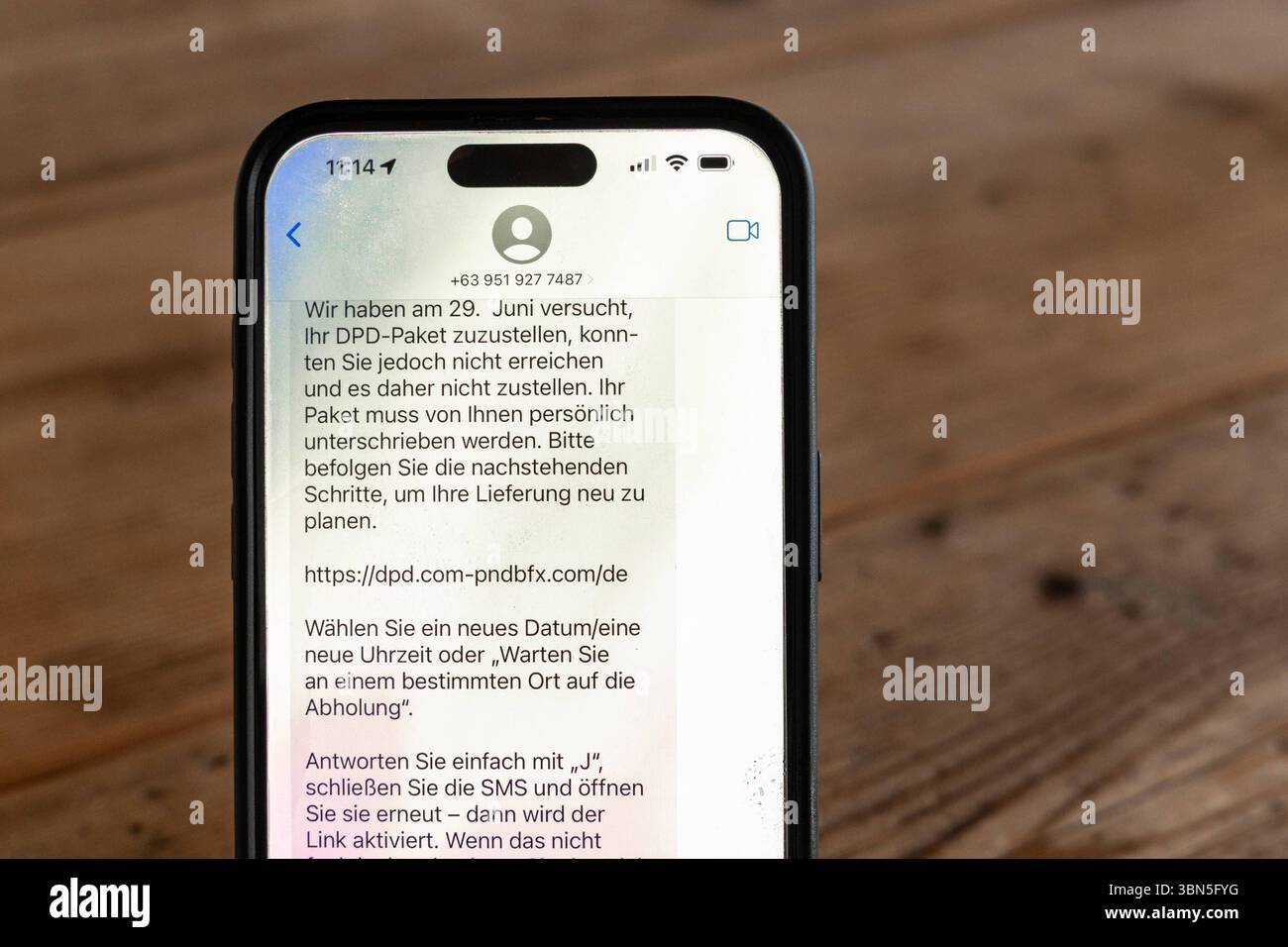 Phishing-SMS auf smartphone mit DPD-Betrugsversuch 30.06.25, selters: Symbolfoto, Illustrationsbild, Symbolbild, Illustrationsfoto, Alltagsszene Eine betrügerische SMS auf einem smartphone-display Warnt angeblich vor einem nicht zustellbaren Paket von DPD und enthält einen verdächtigen Link. Die Nachricht wurde AM 30. Juni 2025 empfangen und ist ein typisches Beispiel für Phishing-Versuche über Kurznachrichten. Die Aufnahme zeigt das smartphone auf einem Holztisch liegend. Solche Betrugsversuche nehmen zu und zielen darauf ab, persönliche Daten durch gefälschte Webseiten zu stehlen. Selters lui Foto Stock Phishing-SMS auf smartphone mit DPD-Betrugsversuch 30.06.25, selters: Symbolfoto, Illustrationsbild, Symbolbild, Illustrationsfoto, Alltagsszene Eine betrügerische SMS auf einem smartphone-display Warnt angeblich vor einem nicht zustellbaren Paket von DPD und enthält einen verdächtigen Link. Die Nachricht wurde AM 30. Juni 2025 empfangen und ist ein typisches Beispiel für Phishing-Versuche über Kurznachrichten. Die Aufnahme zeigt das smartphone auf einem Holztisch liegend. Solche Betrugsversuche nehmen zu und zielen darauf ab, persönliche Daten durch gefälschte Webseiten zu stehlen. Selters lui Foto Stock