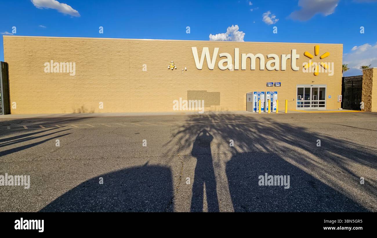 Walmart sotto i cieli del deserto: Una tranquilla fetta di negozi americani catturati durante un soleggiato viaggio pomeridiano in auto negli Stati Uniti occidentali. Foto Stock