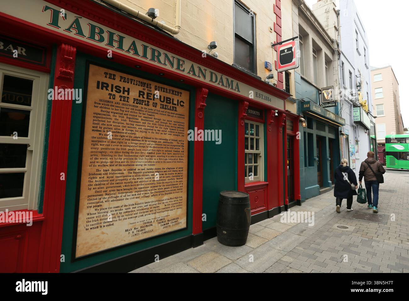 Dublino, Irlanda - 4 giugno 2025 - Una grande ricreazione del proclama irlandese 'Poblacht na hEireann' sul lato di un muro di pub in Dame Lane nel centro di Dublino Foto Stock