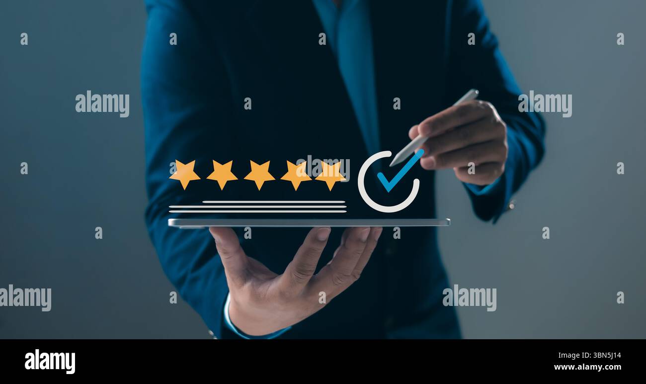 Recensioni eccellenti dei clienti, valutazioni di servizio elevate, controllo della qualità, prestazioni di successo nel business, soddisfazione, persona che possiede uno schermo tablet Foto Stock