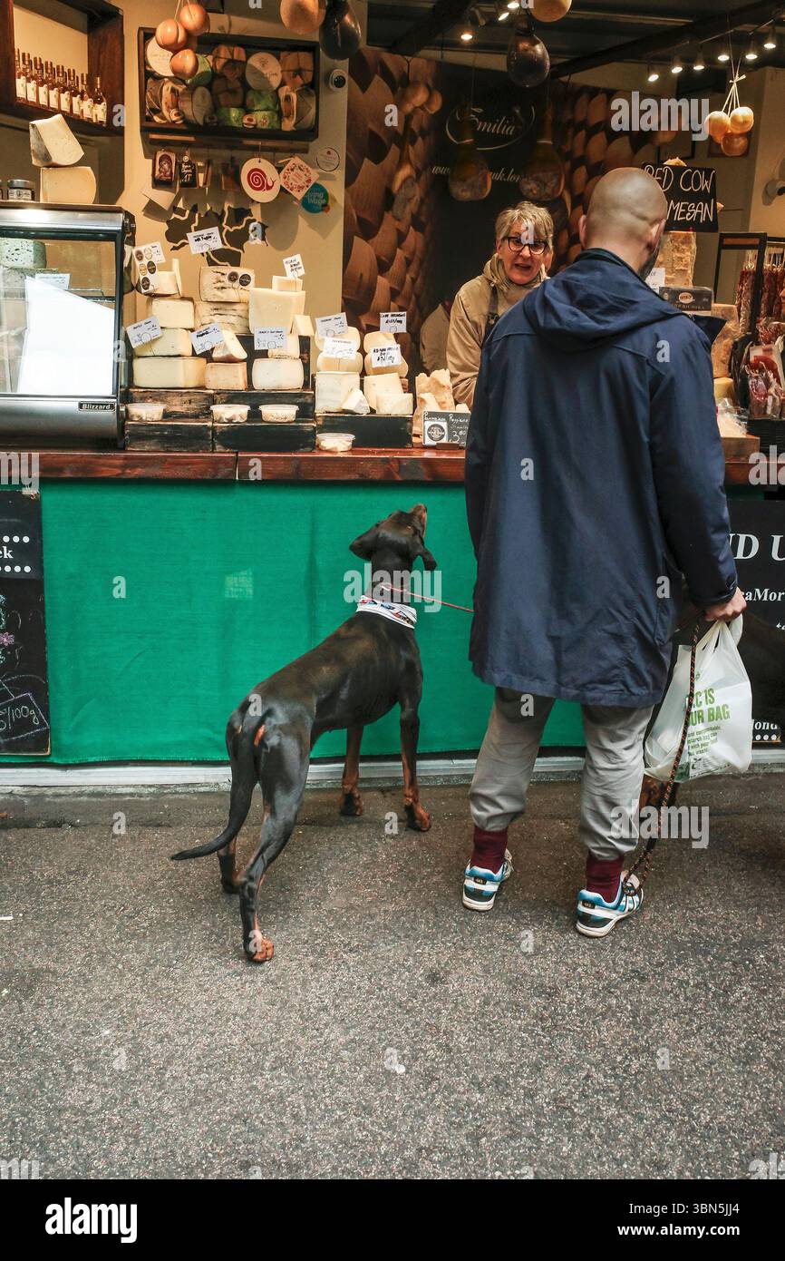 Un chiosco che vende autentici piatti regionali italiani nello storico Borough Market di Shoreditch a Lonon nel Regno Unito in Europa. Foto Stock