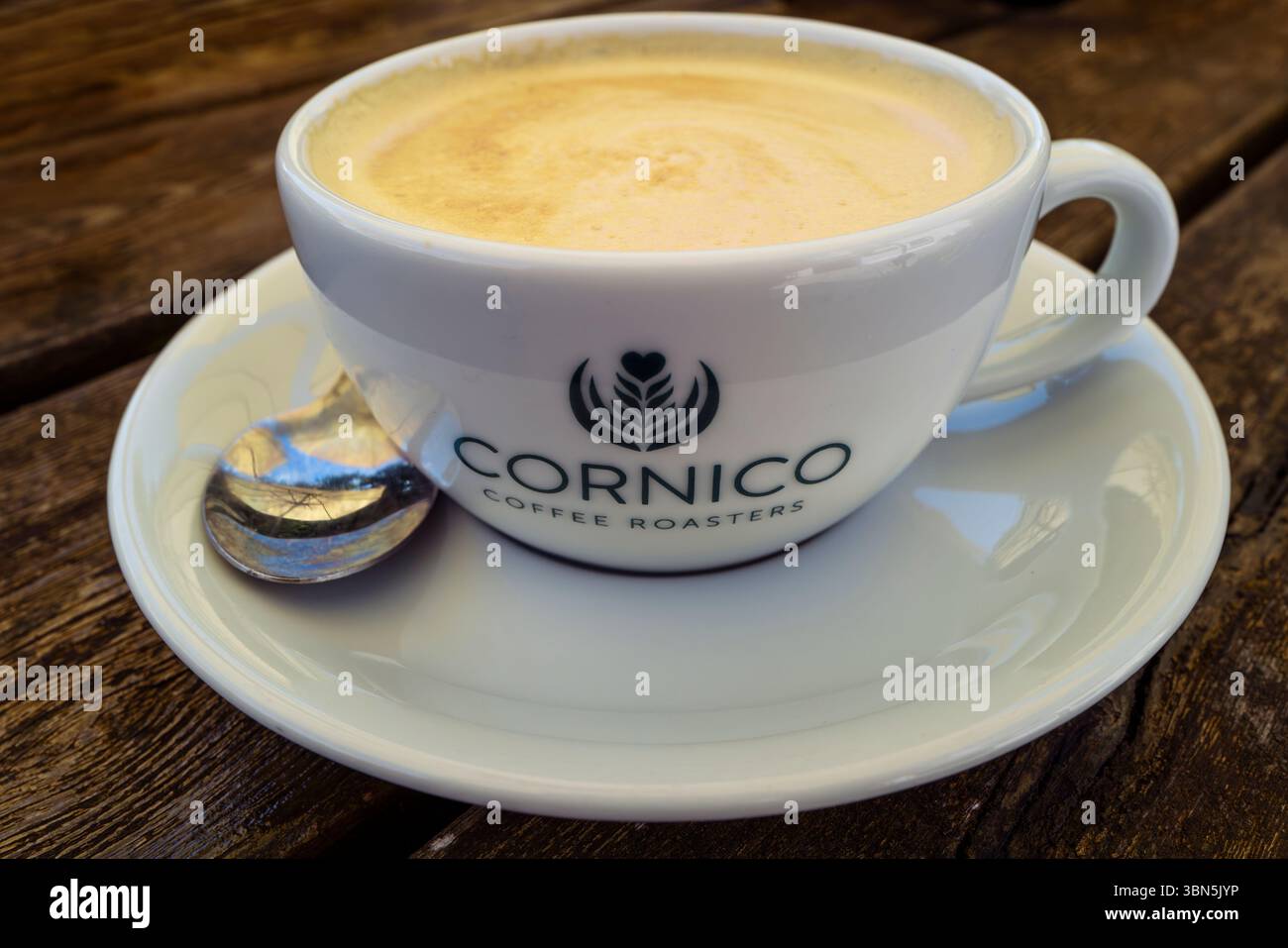 Un caffè bianco piatto a base di caffè fornito da Cornico Coffee Roasters in Cornovaglia nel Regno Unito. Foto Stock