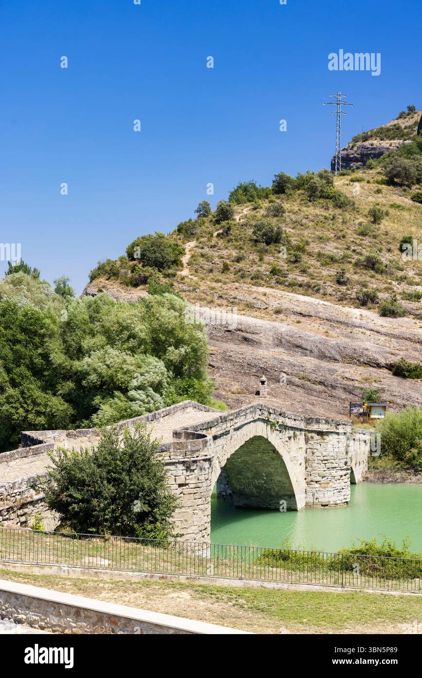 Ponte di pietra sul fiume Esera a Graus, Spagna, che collega due lati della città Foto Stock
