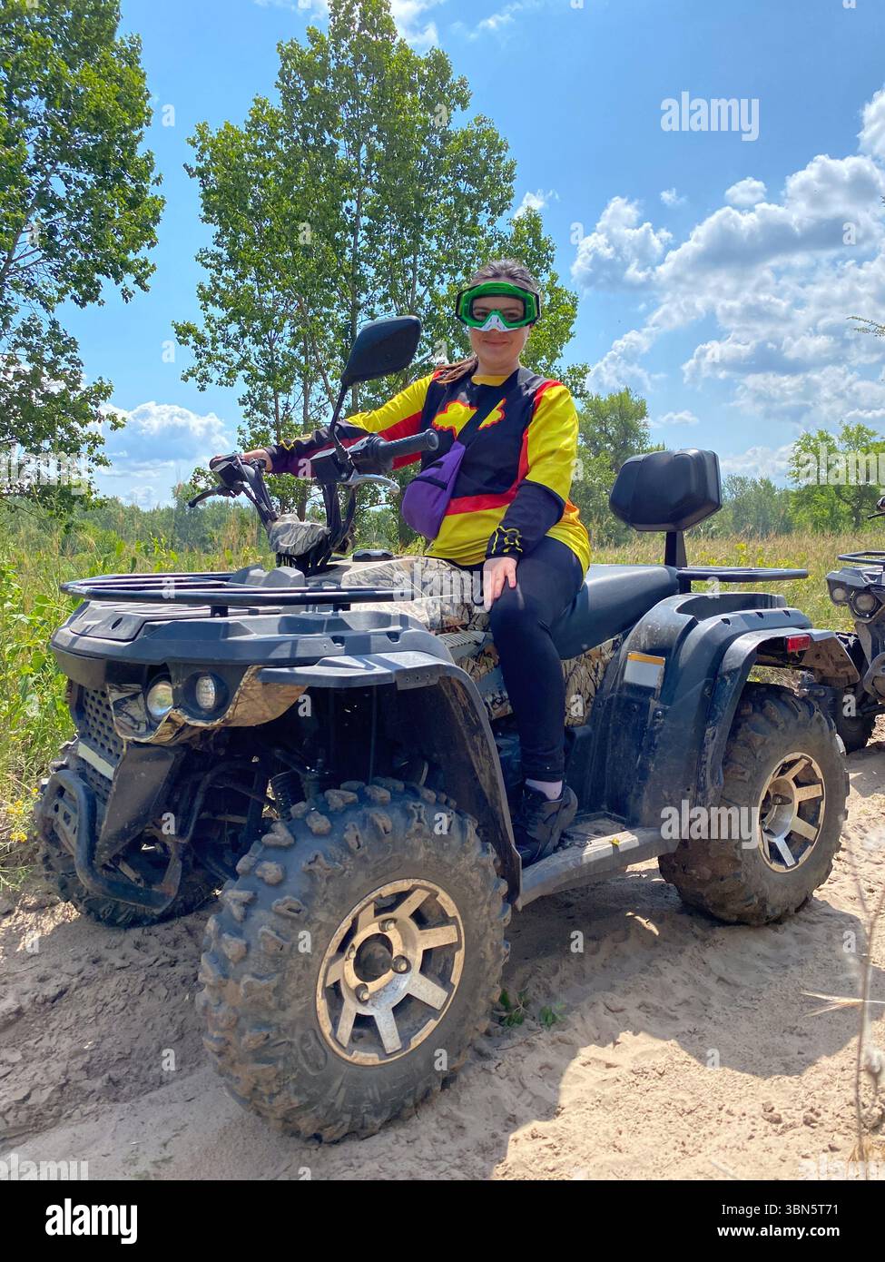 Giro in quad su strade sterrate in natura, riprese verticali. Foto Stock