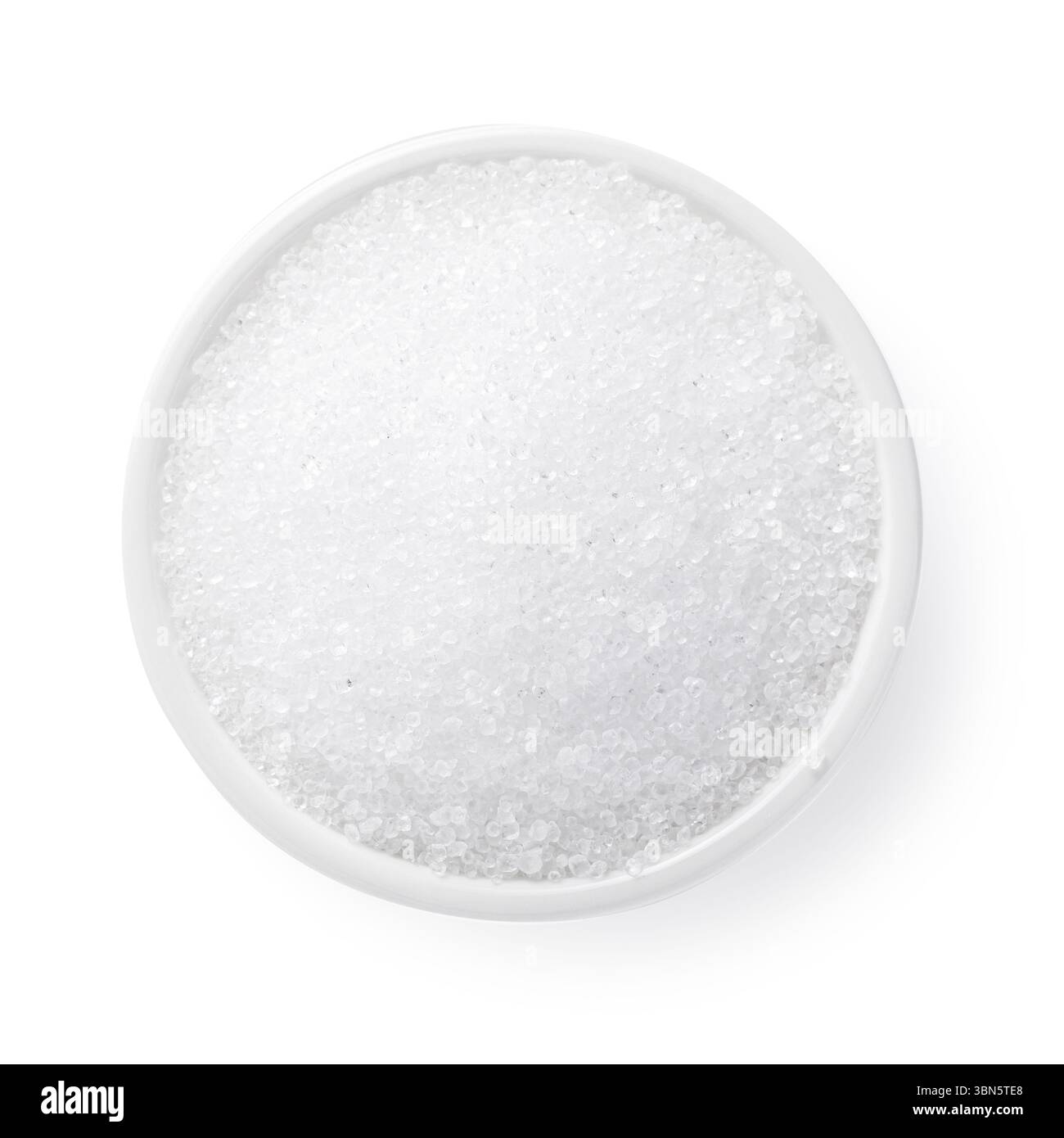 Piastra completa di granuli di acido citrico isolata su sfondo bianco, vista dall'alto Foto Stock