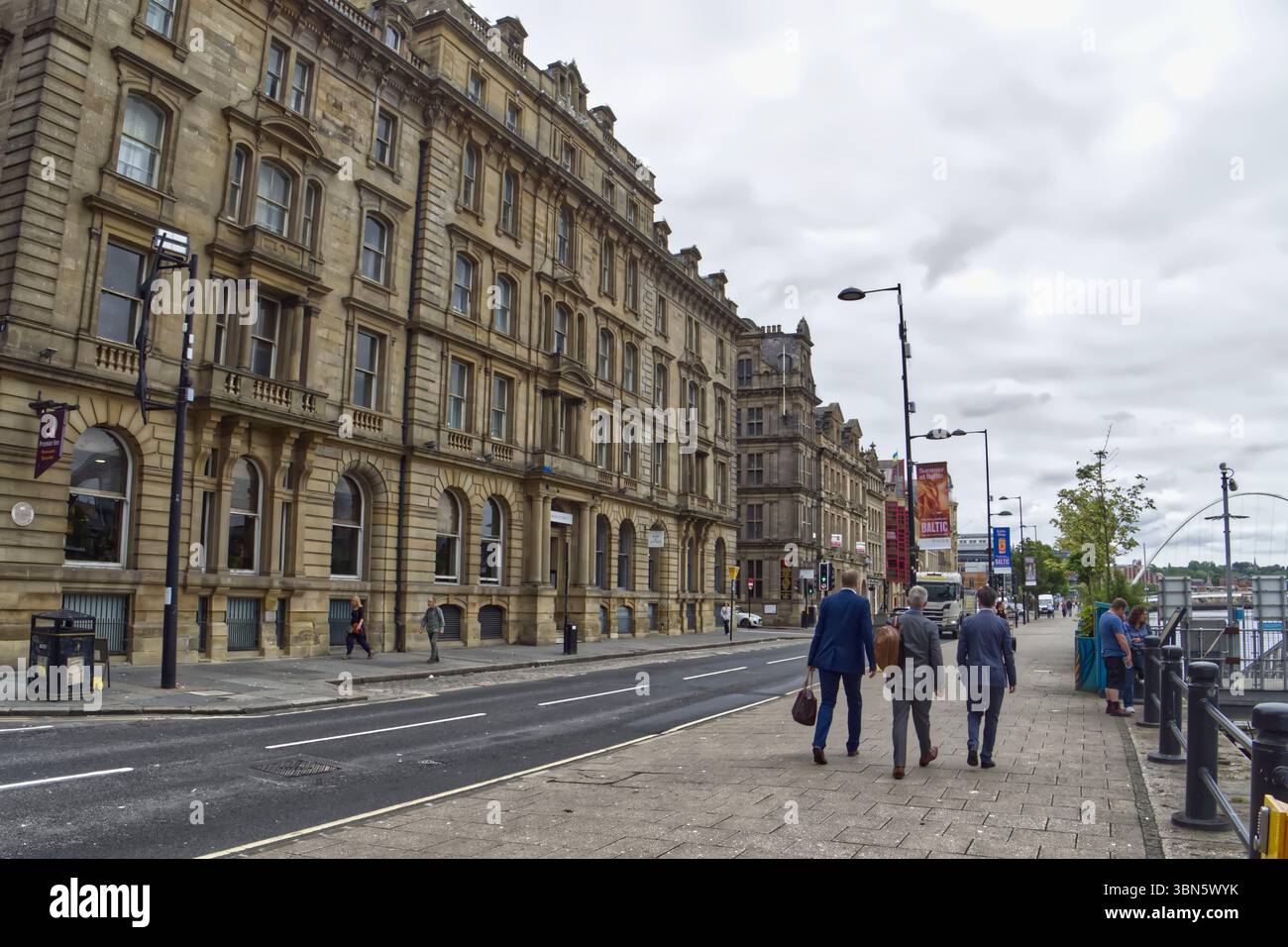 La gente cammina lungo la banchina sulle rive del fiume Tyne, Newcastle upon Tyne, Inghilterra, Regno Unito Foto Stock