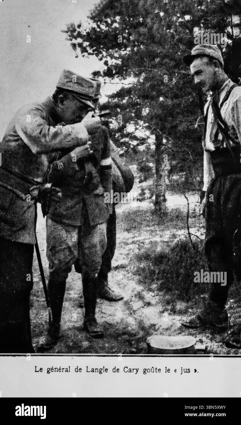 Il generale francese de Langle de Cary assaggia "jus" (bevanda calda o zuppa) sul fronte durante la prima guerra mondiale. Scena probabilmente presa durante un'ispezione sul campo o una visita morale, mostrando un'interazione informale tra alti ufficiali e soldati. Pubblicato su l'Illustration durante la grande Guerra, che riflette la vita quotidiana e la presenza della leadership vicino alle prime linee. Foto Stock