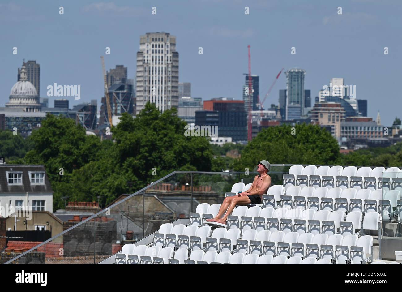 Ovale, Inghilterra. 30 giugno 2025. I tifosi del Cricket si crogiolano nel caldo al Rothesay County Championship match tra Surrey CCC e Durham CCC. Credito: Eclettismo Foto Stock