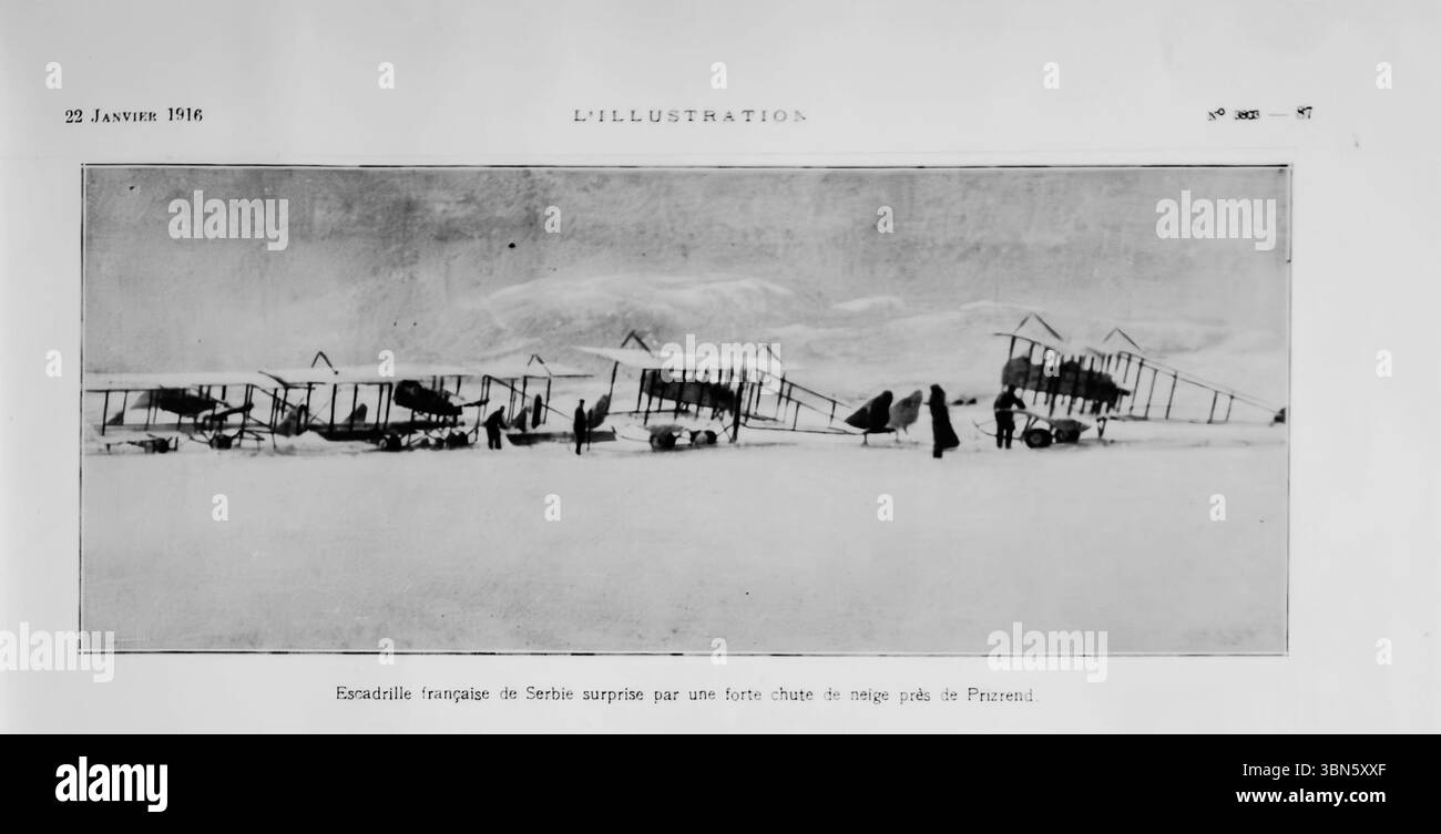 Lo squadrone aereo francese in Serbia fu colpito da forti nevicate vicino a Prizrend, gennaio 1916. Gli aeromobili sono atterrati in neve profonda, con i membri dell'equipaggio che si occupano di loro in condizioni di gelo. Questa rara fotografia in tempo di guerra, pubblicata su l’Illustration, documenta le sfide della prima aviazione militare durante la campagna dei Balcani nella prima guerra mondiale Foto Stock