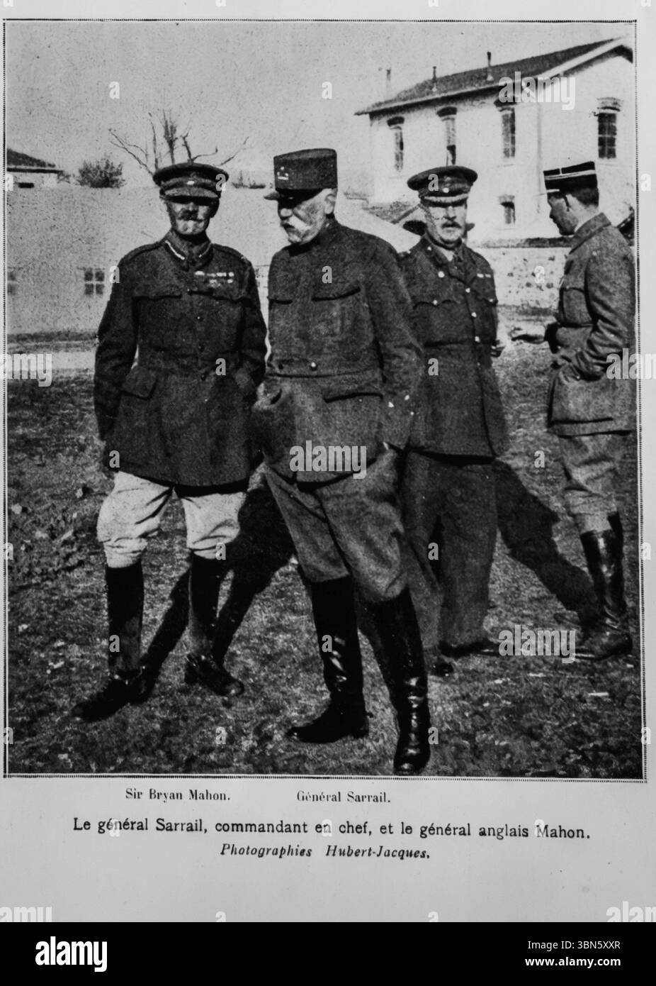 Il generale francese Maurice Sarrail, comandante in capo delle forze alleate nei Balcani, con il generale britannico Sir Bryan Mahon, fotografato all'inizio del 1916 durante la campagna di Salonicco. Pubblicato su l’Illustration, 29 gennaio 1916. Questa rara immagine illustra la cooperazione franco-britannica sul fronte macedone durante la prima guerra mondiale, scattata da Hubert-Jacques. Foto Stock
