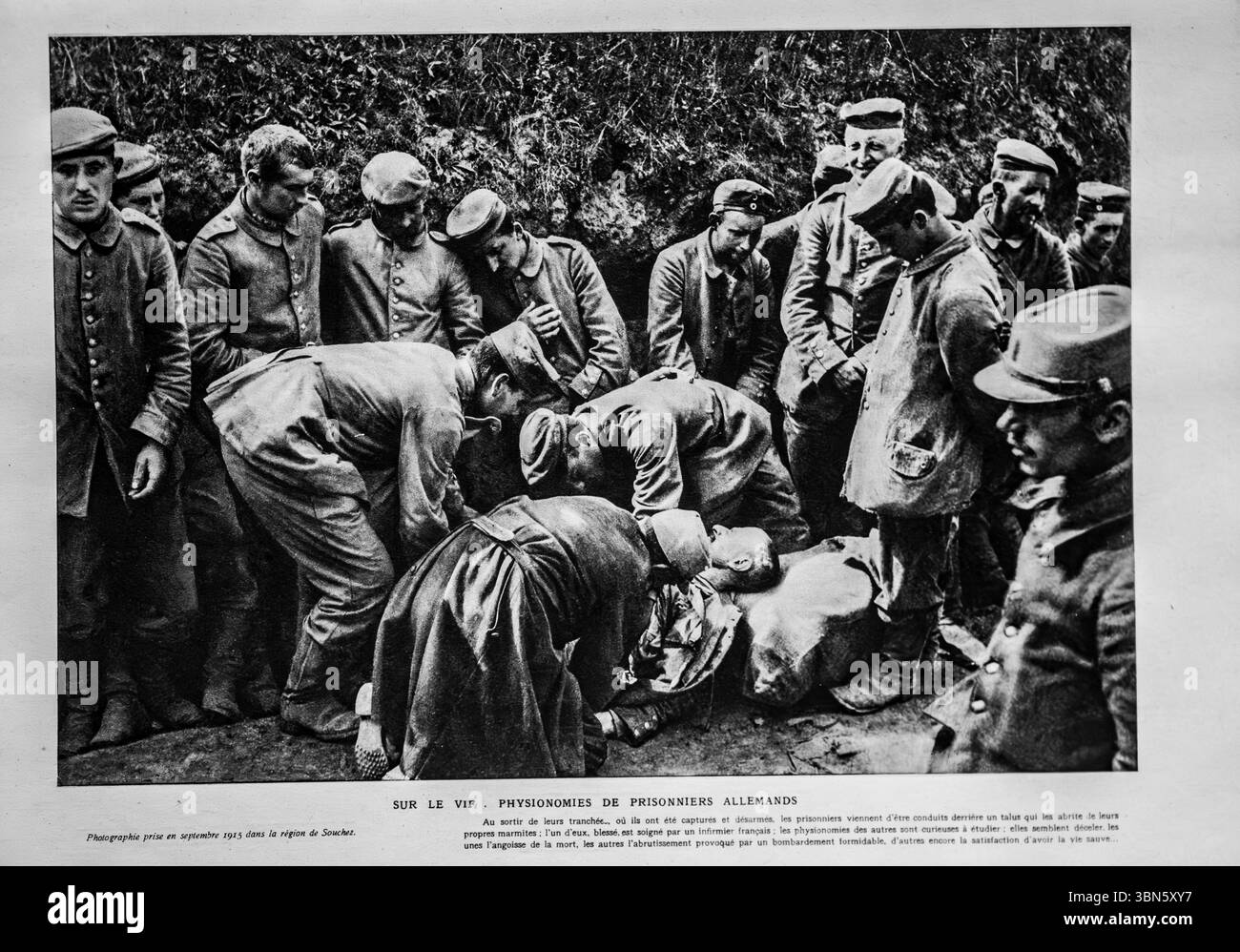 Settembre 1915: Prigionieri di guerra tedeschi catturati vicino a Souchez durante la prima guerra mondiale, mostrati dopo il disarmo. Un soldato ferito riceve aiuto da un medico francese. Le espressioni riflettono shock, trauma e sopravvivenza. Foto di l'Illustration, 29 gennaio 1916, che documenta le conseguenze della guerra di trincea durante la battaglia di Artois. Foto Stock