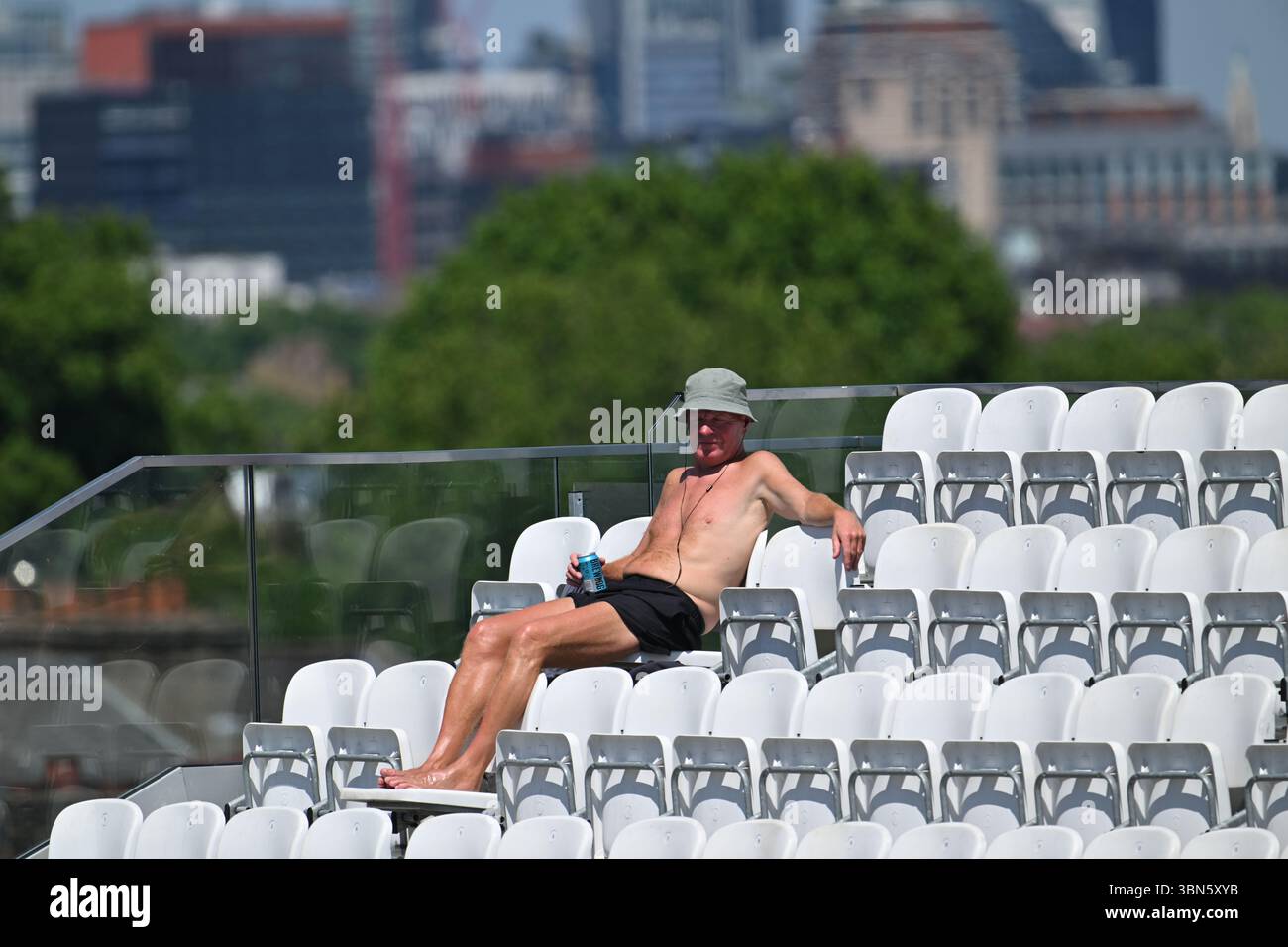 Ovale, Inghilterra. 30 giugno 2025. I tifosi del Cricket si crogiolano nel caldo al Rothesay County Championship match tra Surrey CCC e Durham CCC. Credito: Eclettismo Foto Stock