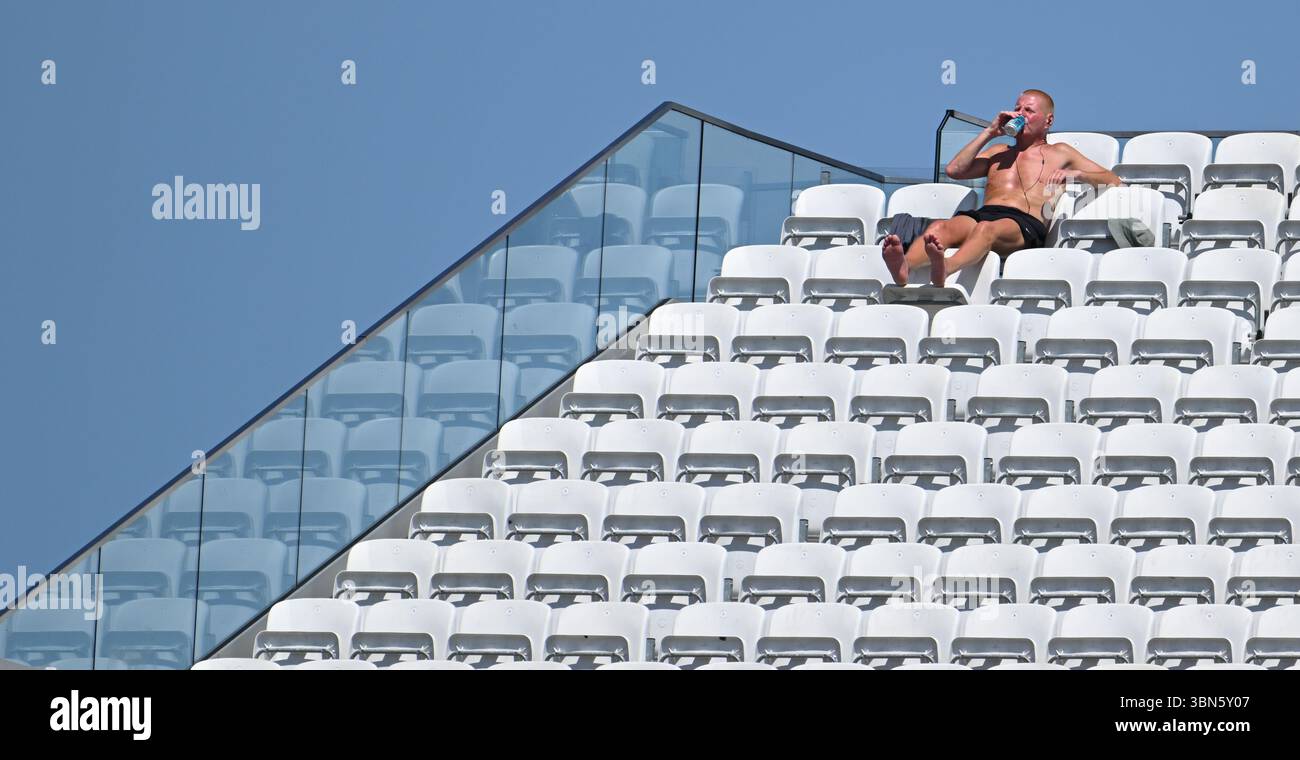 Ovale, Inghilterra. 30 giugno 2025. I tifosi del Cricket si crogiolano nel caldo al Rothesay County Championship match tra Surrey CCC e Durham CCC. Credito: Eclettismo Foto Stock