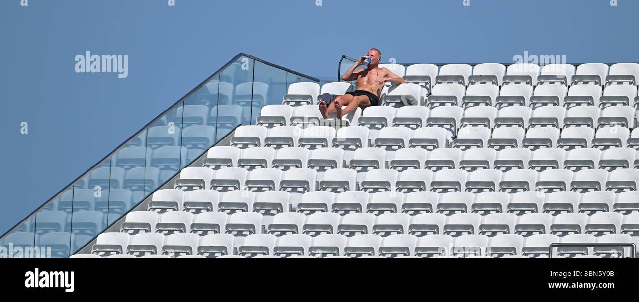 Ovale, Inghilterra. 30 giugno 2025. I tifosi del Cricket si crogiolano nel caldo al Rothesay County Championship match tra Surrey CCC e Durham CCC. Credito: Eclettismo Foto Stock