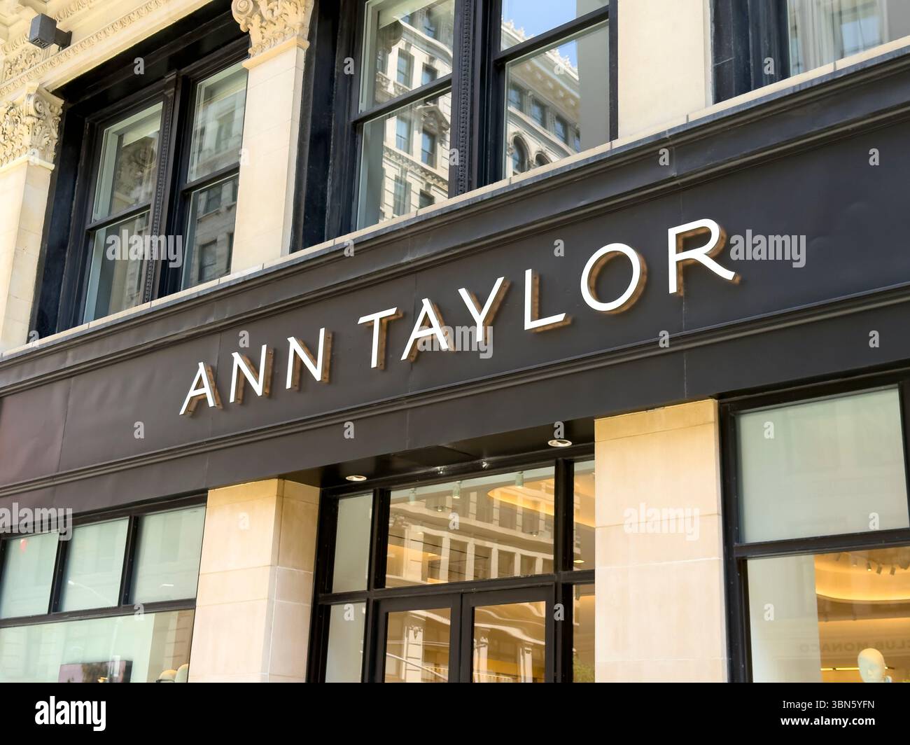 Negozio al dettaglio Ann Taylor, dettagli esterni dell'edificio, Manhattan, New York, New York, STATI UNITI Foto Stock