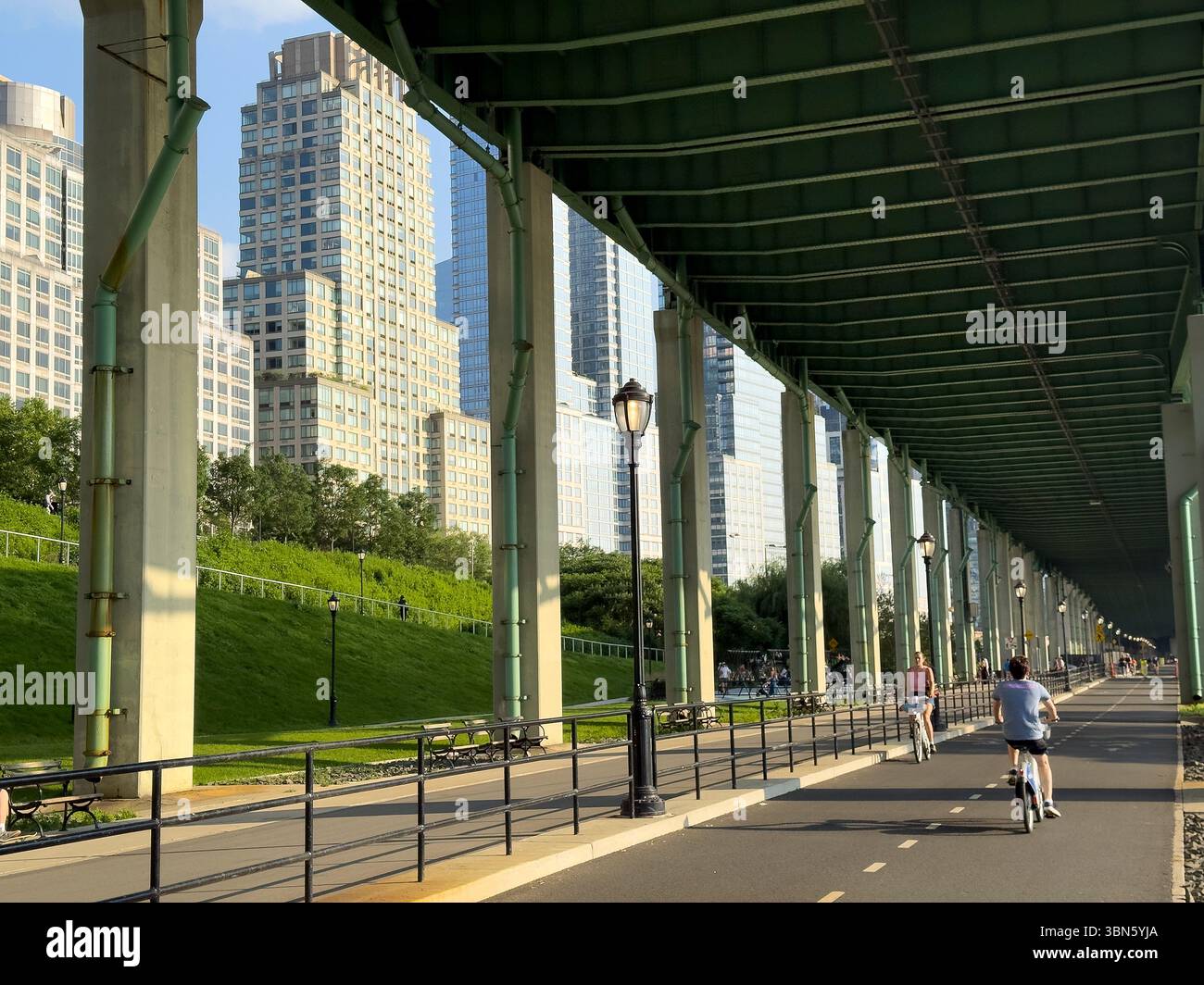 Percorsi pedonali e ciclabili sotto West Side Highway, Riverside Park South, West 66th Street, Manhattan, New York City, New York, Stati Uniti Foto Stock