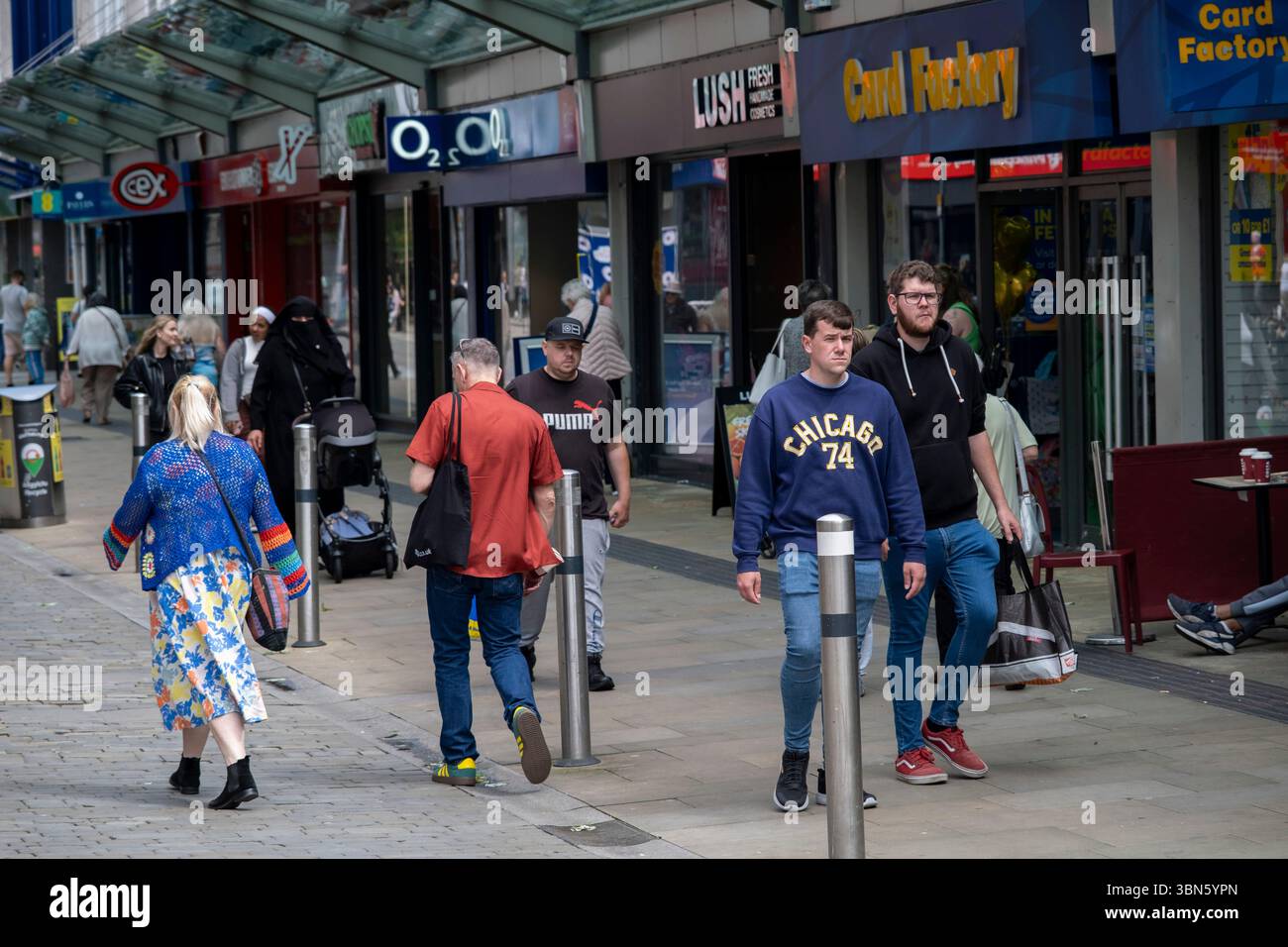 Gli acquirenti di High Street nel centro della città il 27 giugno 2025 a Swansea, Galles, Regno Unito. Il centro della città, pur rimanendo un centro commerciale per Swansea, ha un basso livello di occupazione rispetto ad altre città, con il risultato di spendere meno denaro e aggravare il lento declino dello shopping nelle strade principali e la prosperità economica nell'area. Foto Stock