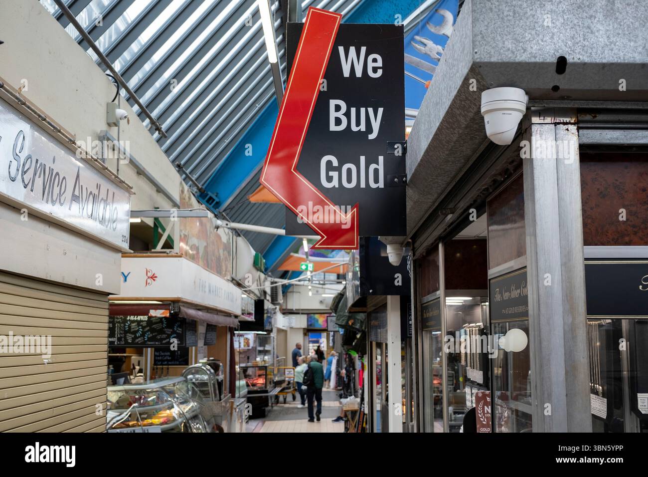 Acquistiamo l'insegna Oro al negozio Gold Reserves nel mercato interno di Swansea nel centro della città il 27 giugno 2025 a Swansea, Galles, Regno Unito. Swansea Market è il più grande mercato coperto del Galles e ha vinto il premio Britains Best Large Indoor Market nel 2024. Il centro della città, pur rimanendo un centro commerciale per Swansea, ha un basso livello di occupazione rispetto ad altre città, con il risultato di spendere meno denaro e aggravare il lento declino dello shopping nelle strade principali e la prosperità economica nell'area. Foto Stock