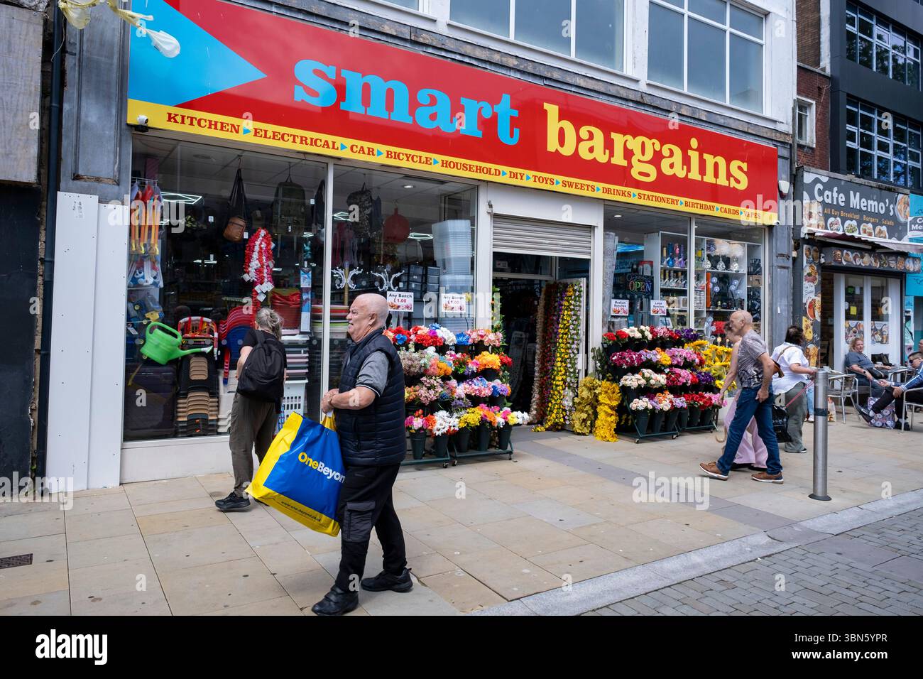Negozio di articoli per la casa Smart Bargains nel centro della città il 27 giugno 2025 a Swansea, Galles, Regno Unito. Il centro della città, pur rimanendo un centro commerciale per Swansea, ha un basso livello di occupazione rispetto ad altre città, con il risultato di spendere meno denaro e aggravare il lento declino dello shopping nelle strade principali e la prosperità economica nell'area. Foto Stock