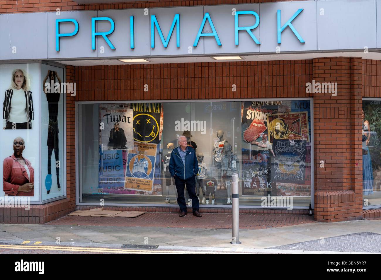 Persone al di fuori del marchio di abbigliamento Primark nel centro della città il 27 giugno 2025 a Swansea, Galles, Regno Unito. Il centro della città, pur rimanendo un centro commerciale per Swansea, ha un basso livello di occupazione rispetto ad altre città, con il risultato di spendere meno denaro e aggravare il lento declino dello shopping nelle strade principali e la prosperità economica nell'area. Foto Stock