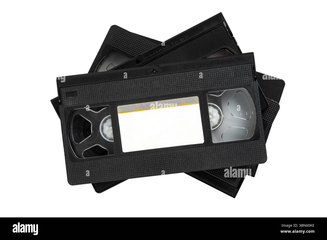 Pila di vecchie cassette VHS nere con etichette vuote visibili, che evocano formati di supporti retrò e nostalgia per la tecnologia video analogica della fine del 20° cen Foto Stock