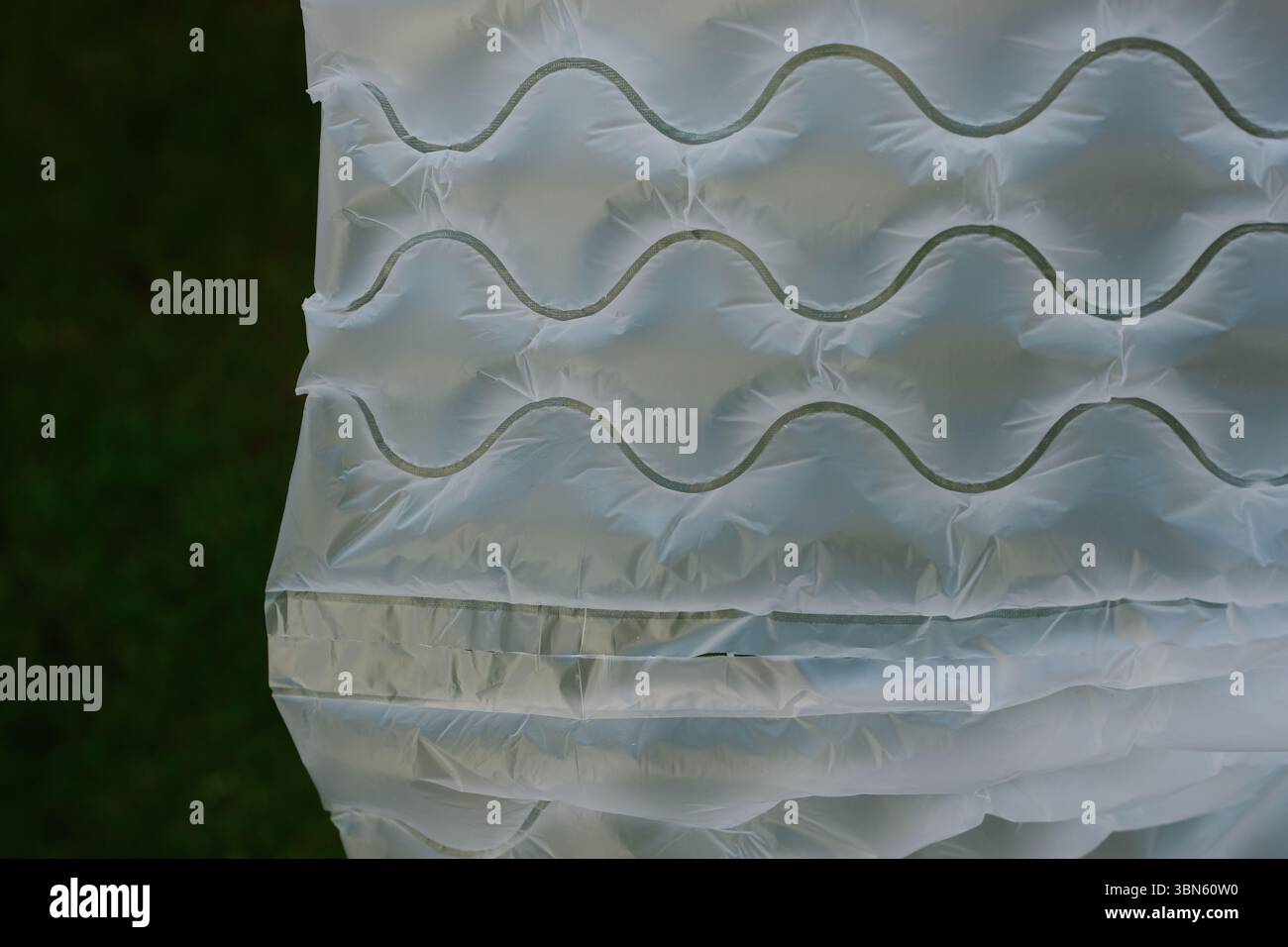 Cuscino d'aria in plastica da materiale riciclato. Pellicola del cuscino d'aria. Cuscino bolle d'aria. Riempitivo tampone. Rullo di avvolgimento ad aria. Pacchetto di legatura a bolle d'aria. Foto Stock