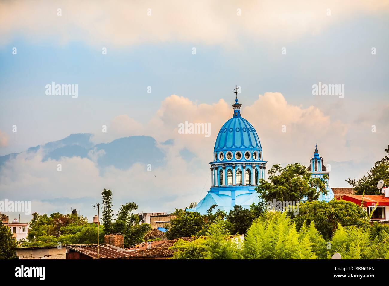 Spettacolare tramonto nella magica città di Coatepec, Veracruz, con la Chiesa di nostra Signora della luce in primo piano. Foto Stock