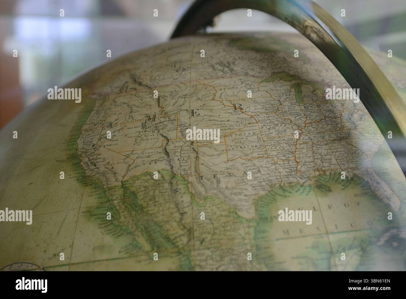 Stati Uniti occidentali e centrali su globo vintage con Messico, Baja Mexico e Golfo del Messico in basso, Oceano Pacifico a destra, Canada in alto Foto Stock