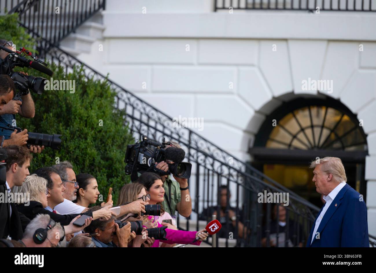 WASHINGTON DC, USA - 24 giugno 2025 - il presidente degli Stati Uniti Donald Trump parte dalla Casa Bianca, martedì 24 giugno 2025, in viaggio verso la base congiunta di Andrews per Foto Stock