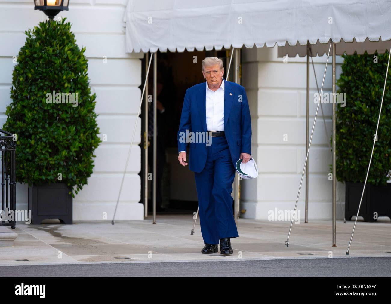 WASHINGTON DC, USA - 24 giugno 2025 - il presidente degli Stati Uniti Donald Trump parte dalla Casa Bianca, martedì 24 giugno 2025, in viaggio verso la base congiunta di Andrews per Foto Stock