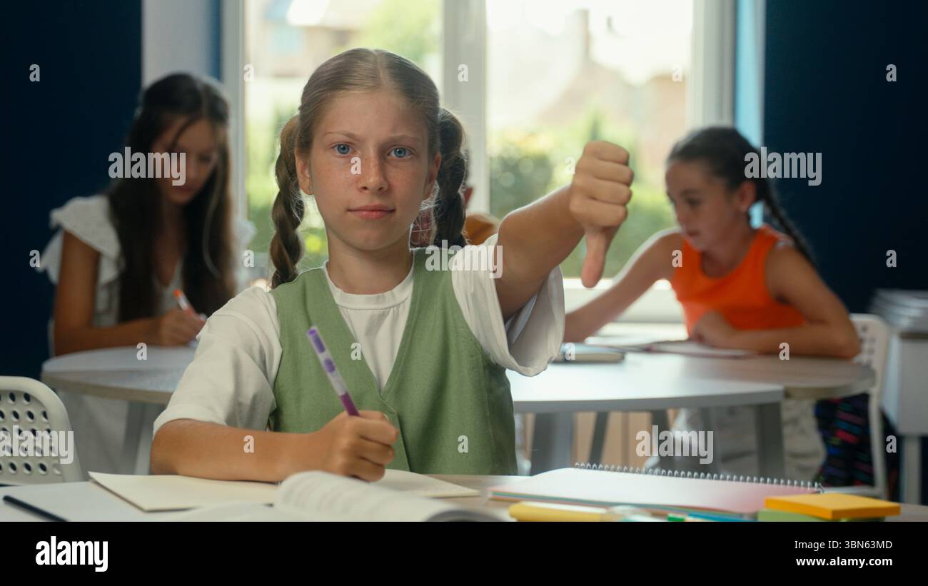 Teenager caucasica triste ragazza scontenta ragazzino sfacciato scolara allieva insoddisfatto guardando la lezione di educazione fotografica problema di studio Foto Stock