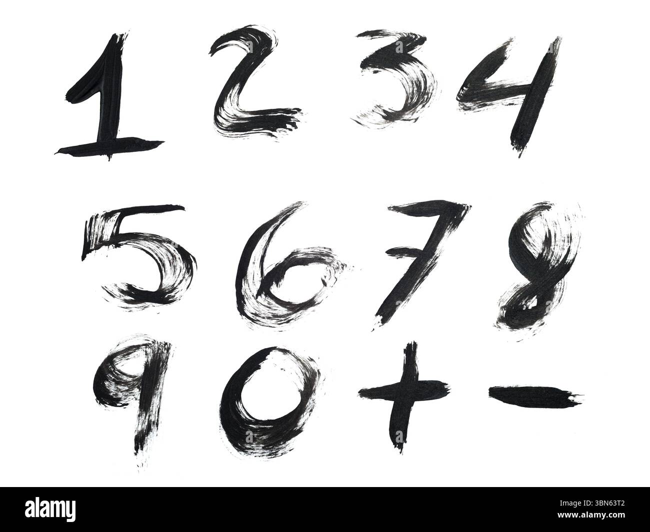 Una serie di numeri a inchiostro nero dipinti a mano (0-9) e simboli più e meno. Foto Stock