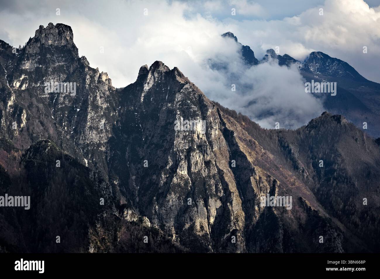 Le vette dei monti Menderle e Ciore sul massiccio del Pasubio. Sullo sfondo il Sengio alto. Vallarsa, Trentino, Italia. Foto Stock