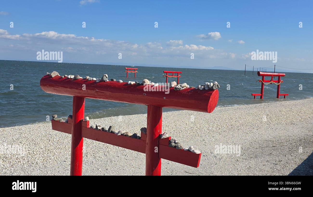L'alta marea d'inverno galleggia tre porte torii rosse del Santuario di Ouo a Oita in Giappone - Immagine stock catturata con smartphone