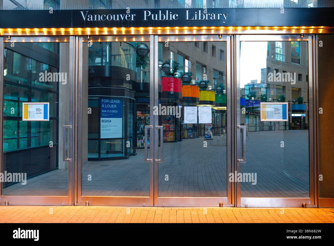 Le porte principali della sede centrale della Vancouver Public Library nel centro di Vancouver, British Columbia. Foto Stock