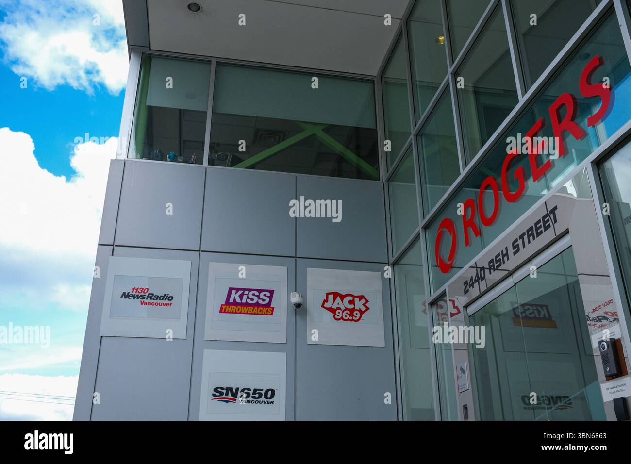 Rogers Sports & Media Office a Vancouver, British Columbia, e ospita stazioni radio locali come 1130 News radio, Kiss Throwback, Jack 96.9FM e SN650AM. Foto Stock