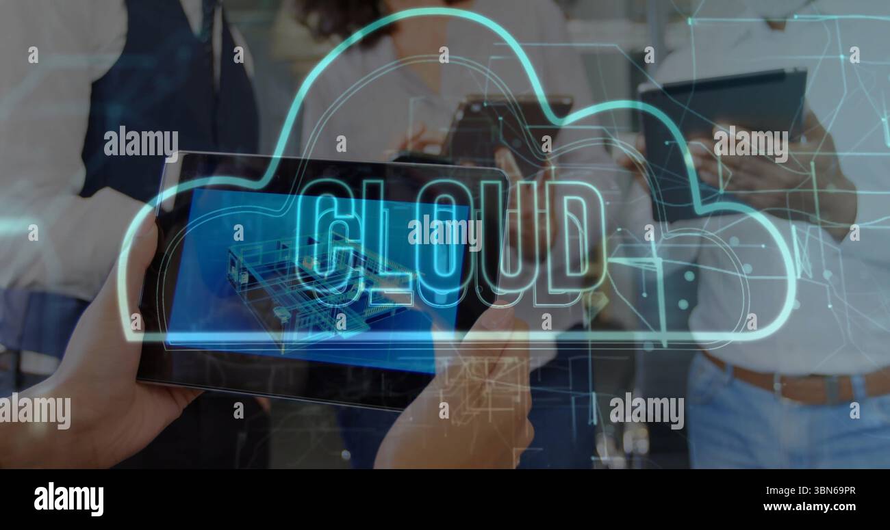 Tablet che proietta l'ologramma blu della nuvola in ufficio, professionisti che indossano abiti da smartphone Foto Stock