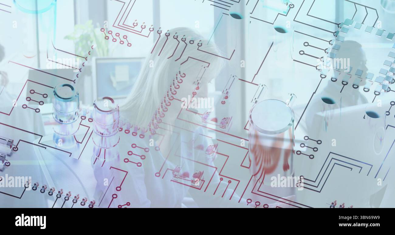 Collaborazione del team nell'abbigliamento aziendale per discutere la progettazione dei circuiti su una lavagna in vetro in ufficio Foto Stock