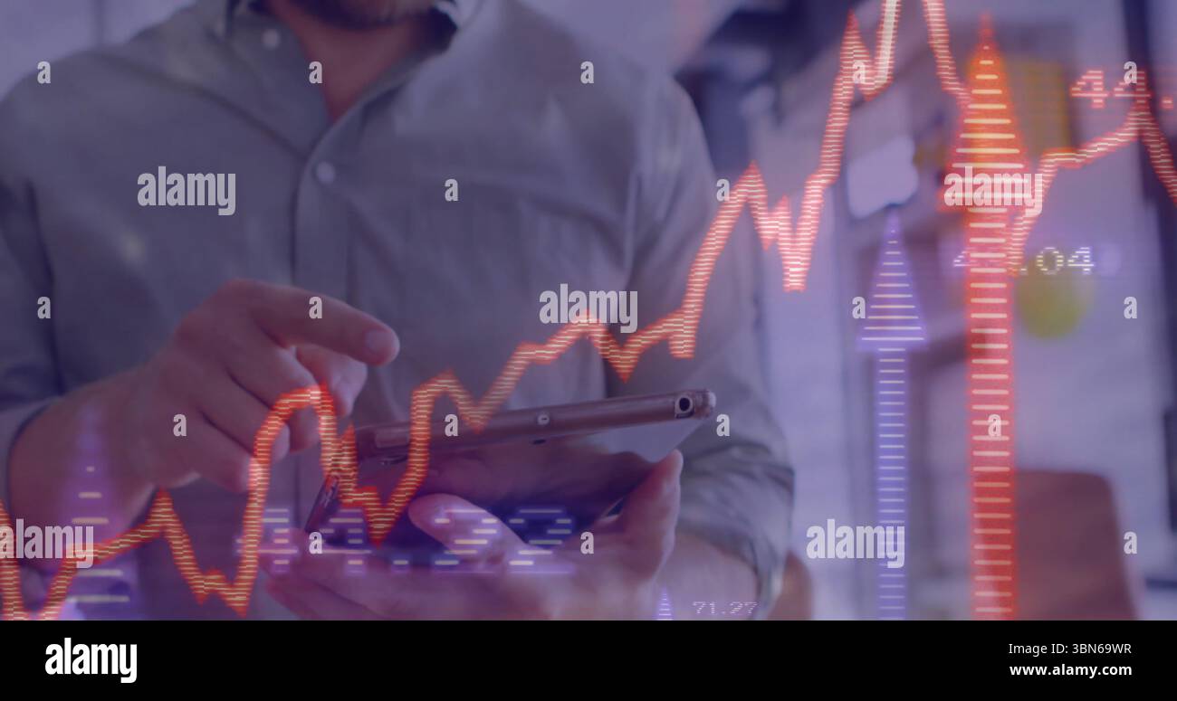 Utilizzo di un tablet con dati finanziari e grafico del mercato azionario, analisi da parte di un uomo d'affari Foto Stock