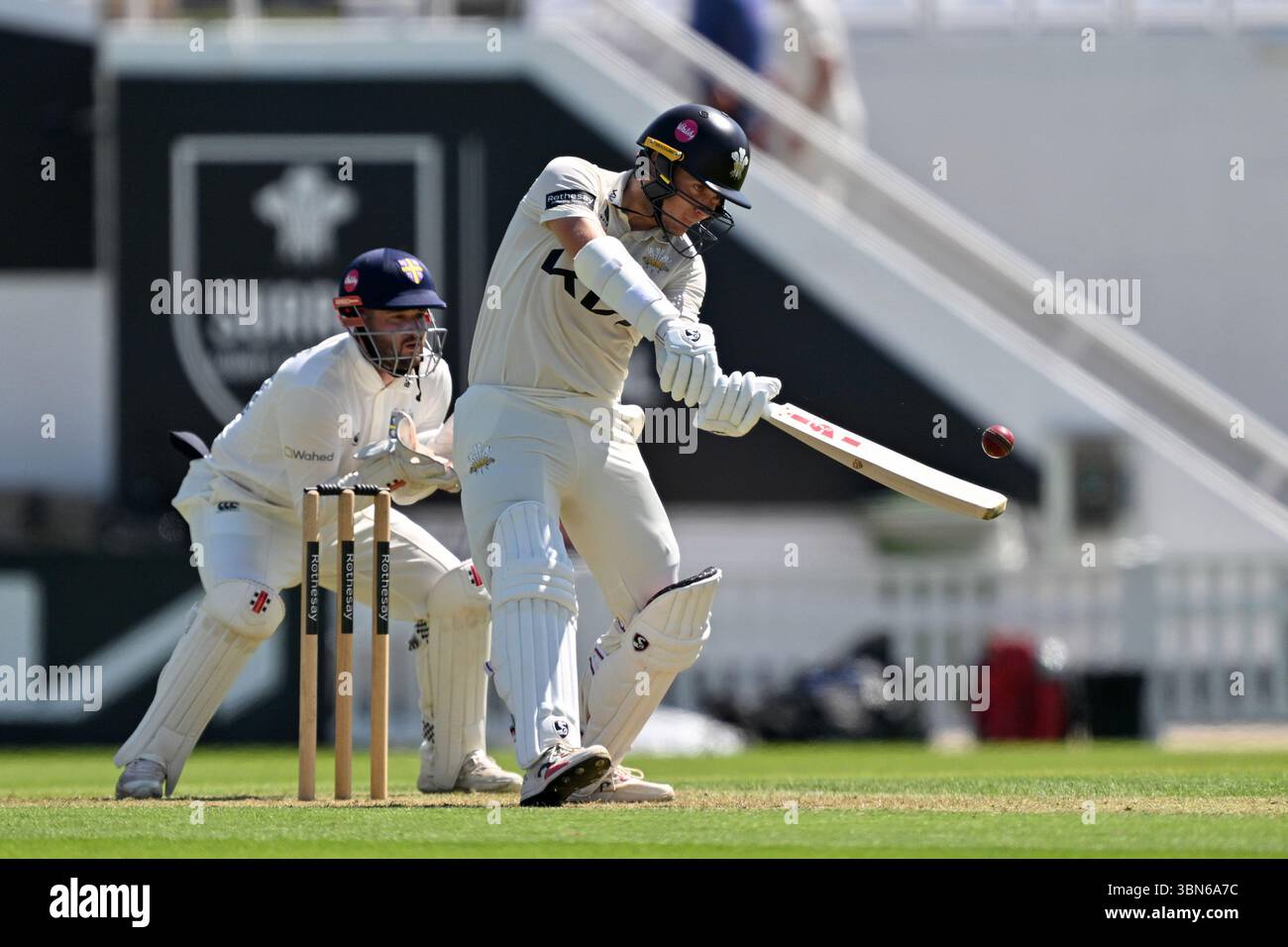 Londra, Inghilterra, 30 giugno 2025: Sam Curran del Surrey durante il Rothesay County Championship, Division One game tra Surrey e Durham al Kia Oval di Londra, Inghilterra. Crediti: Keith Gillard/Alamy Live News Foto Stock