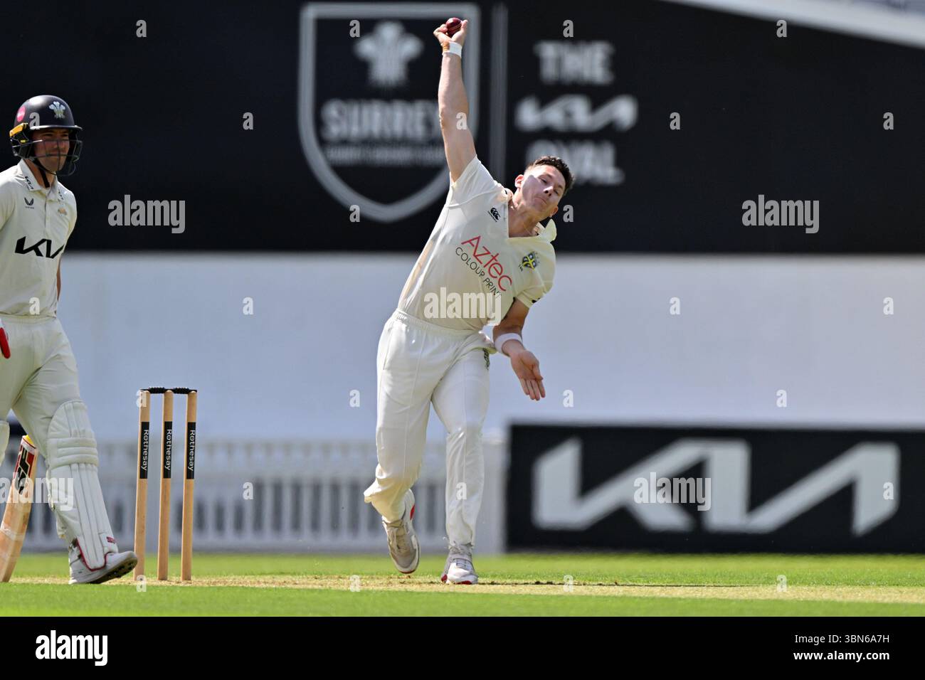 Londra, Inghilterra, 30 giugno 2025: Matthew Potts di Durham durante il Rothesay County Championship, Division One game tra Surrey e Durham al Kia Oval di Londra, Inghilterra. Crediti: Keith Gillard/Alamy Live News Foto Stock