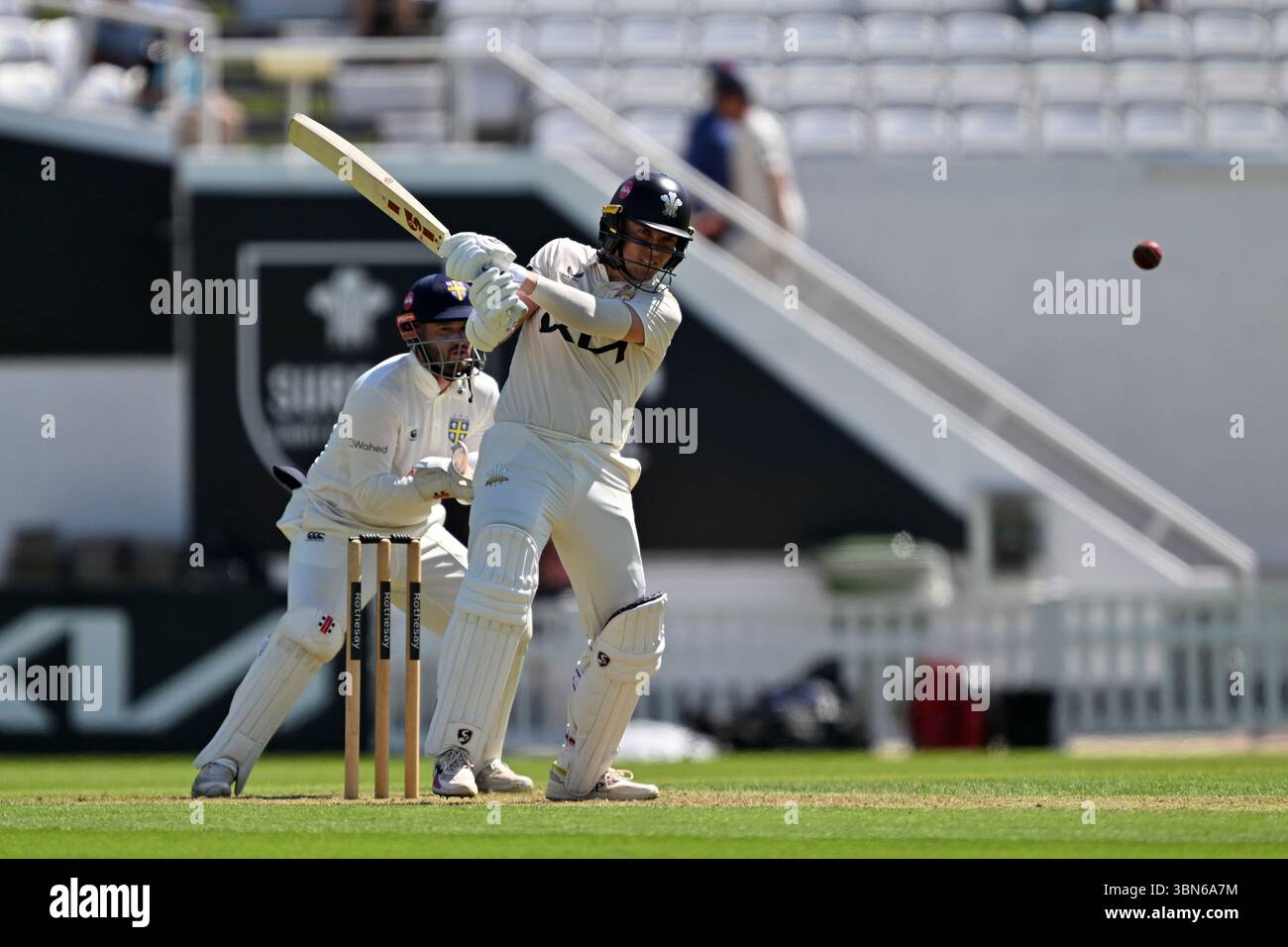 Londra, Inghilterra, 30 giugno 2025: Sam Curran del Surrey durante il Rothesay County Championship, Division One game tra Surrey e Durham al Kia Oval di Londra, Inghilterra. Crediti: Keith Gillard/Alamy Live News Foto Stock