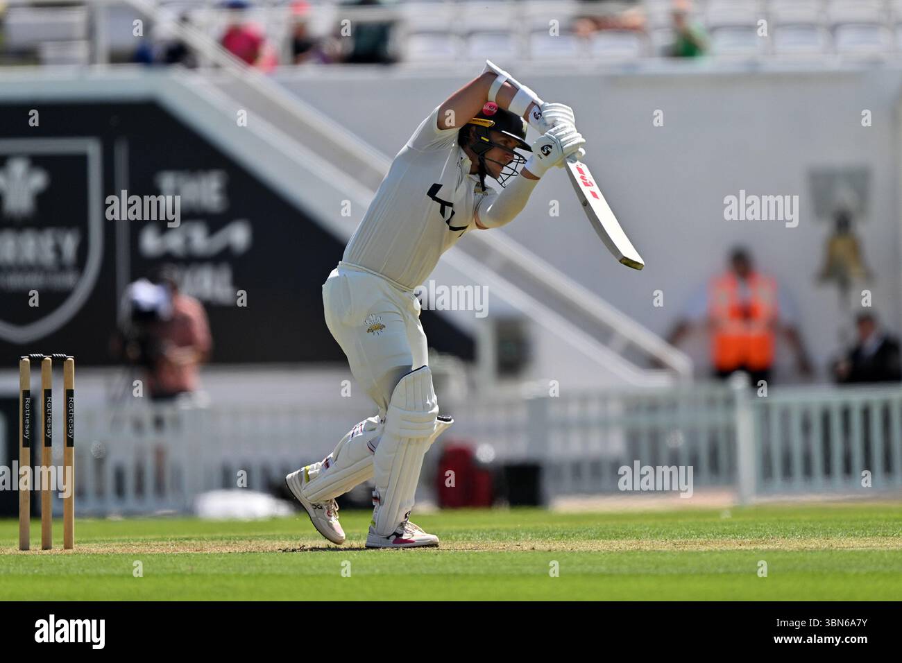 Londra, Inghilterra, 30 giugno 2025: Sam Curran del Surrey durante il Rothesay County Championship, Division One game tra Surrey e Durham al Kia Oval di Londra, Inghilterra. Crediti: Keith Gillard/Alamy Live News Foto Stock