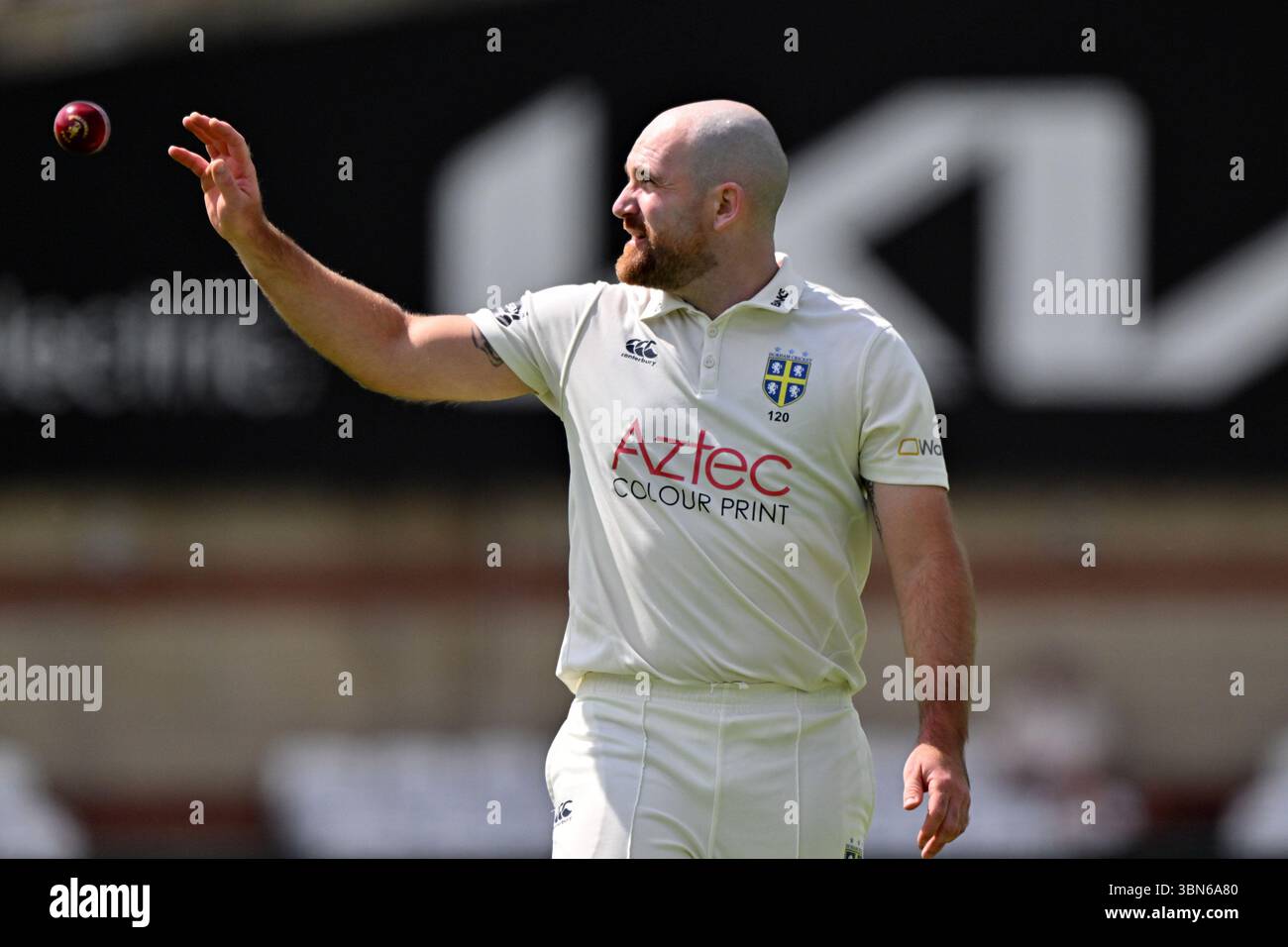 Londra, Inghilterra, 30 giugno 2025: Ben Raine di Durham durante il Rothesay County Championship, Division One game tra Surrey e Durham al Kia Oval di Londra, Inghilterra. Crediti: Keith Gillard/Alamy Live News Foto Stock