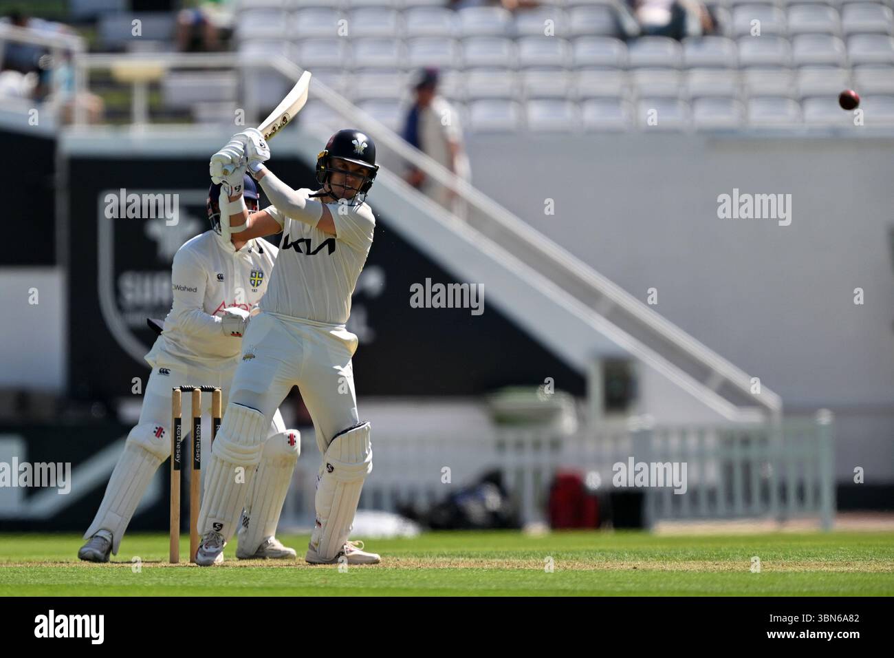 Londra, Inghilterra, 30 giugno 2025: Sam Curran del Surrey durante il Rothesay County Championship, Division One game tra Surrey e Durham al Kia Oval di Londra, Inghilterra. Crediti: Keith Gillard/Alamy Live News Foto Stock