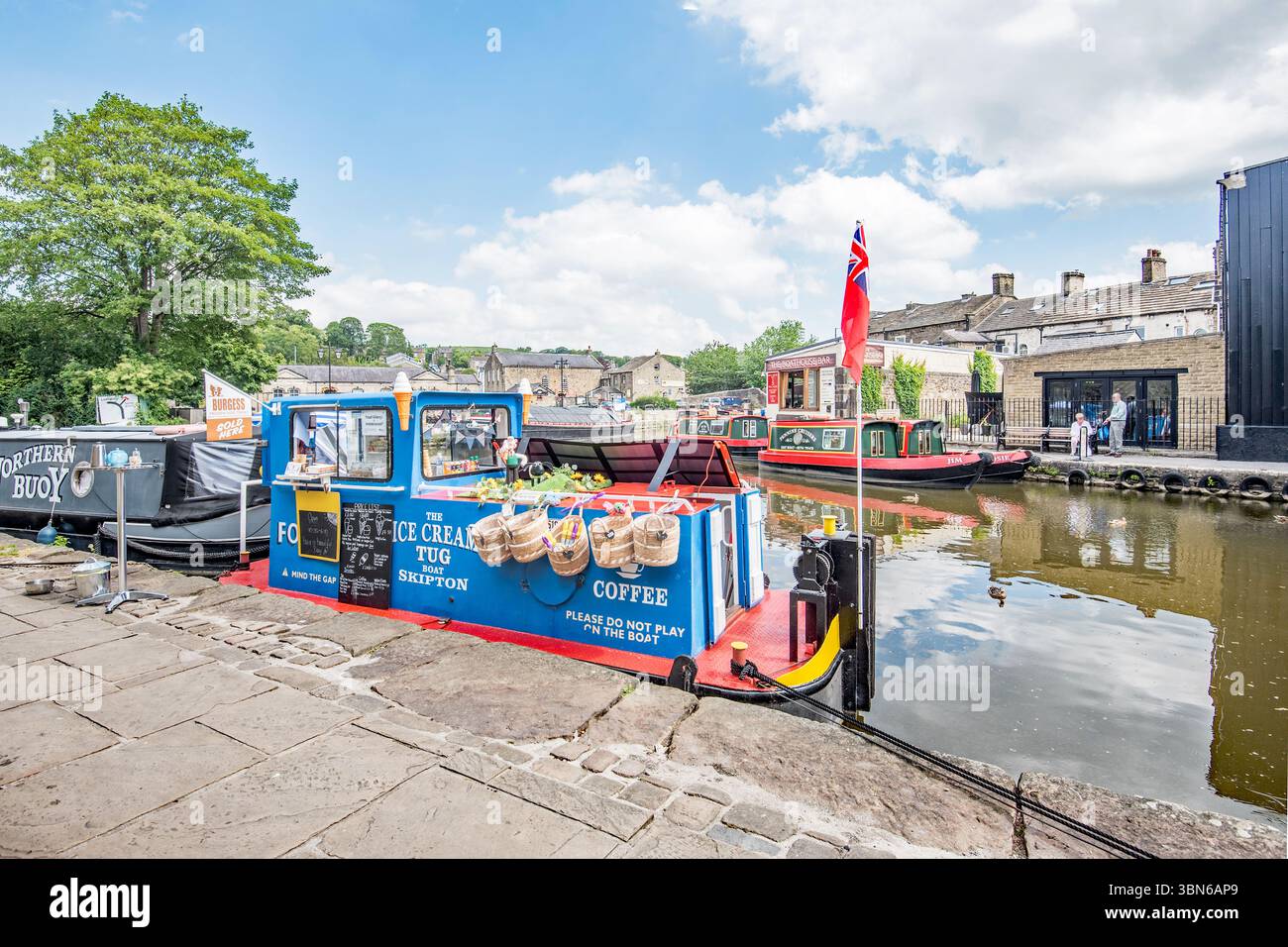 L'Ice Cream Tugboat si trova vicino al Canal Basin e al Belmont Bridge a Skipton, nello Yorkshire Dales National Park. Foto Stock