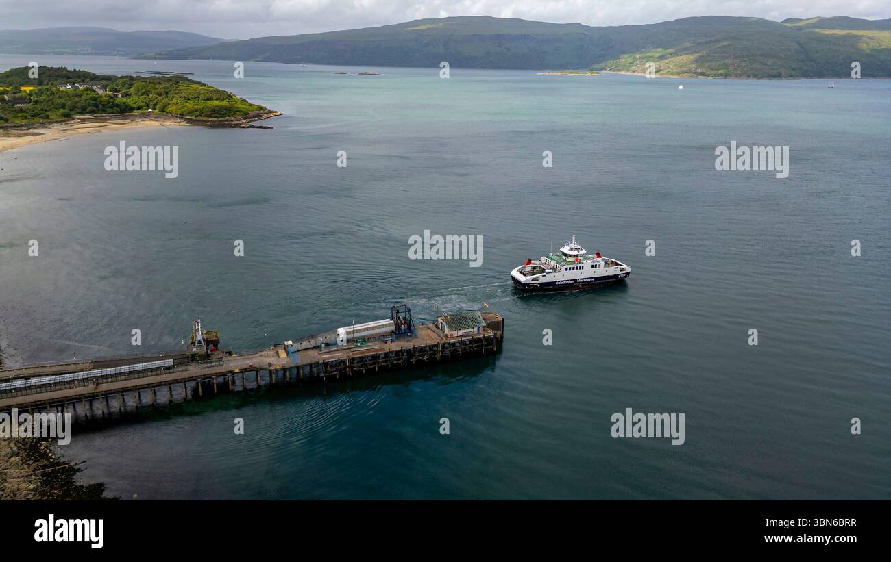 Vista aerea del traghetto MV Loch Frisa con partenza dal terminal dei traghetti di Criagnure sull'isola di Mull sulla rotta per Oban, Argyle & Bute, Scozia Foto Stock
