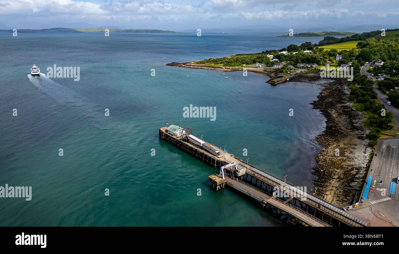 Vista aerea del traghetto MV Loch Frisa con partenza dal terminal dei traghetti di Criagnure sull'isola di Mull sulla rotta per Oban, Argyle & Bute, Scozia Foto Stock